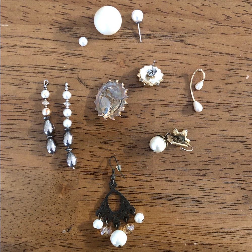 Costume Pearl and Gold Women's Earrings Jewelry - Picture 9 of 10